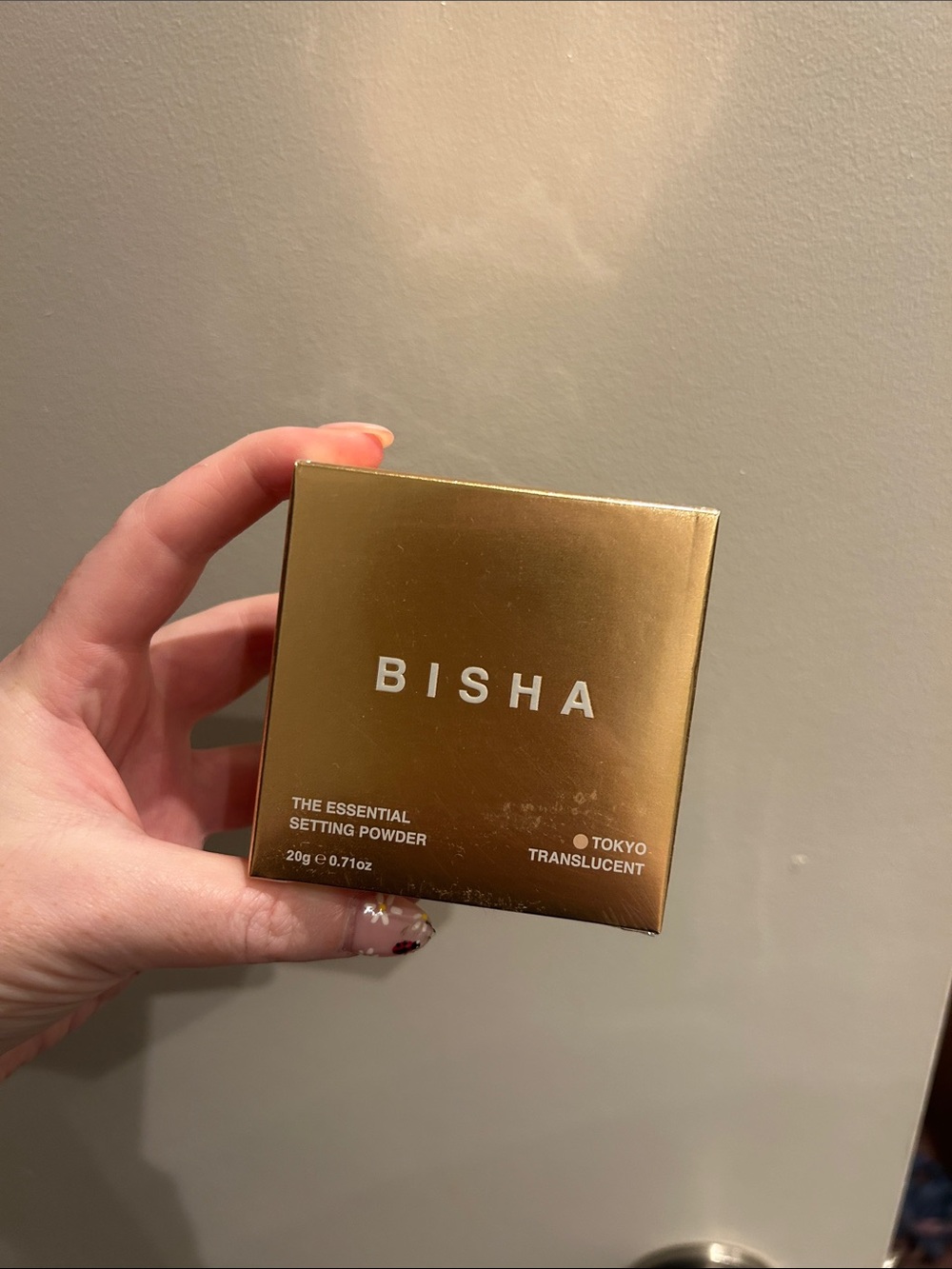 ISH Bisha Translucent Setting Powder in Gold Compact